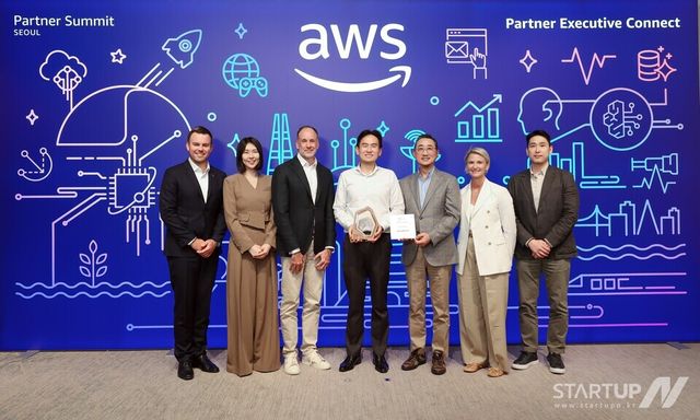(왼쪽부터) 크리스 케이시 AWS APJ 파트너 세일즈 및 개발 디렉터, 방희란 AWS 코리아 파트너 세일즈 및 개발 총괄, 하이메 발레스 AWS APJC 부사장, 정수덕 센드버드 파트너십 총괄, 함기호 AWS 코리아 대표이사, 코리 브리스코 AWS APJ 파트너 코어 디렉터, 차인혁 파트너 개발 매니저