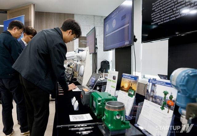 대전 2026 테크 커넥트에 참석한 고객들이 데모 전시존을 관람하고 있다.