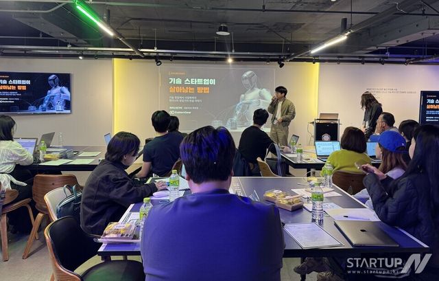 ㈜이스턴기어 곽유현 대표가 선배창업자 키노트 강연을 하고 있는 모습 (사진=대구창조경제혁신센터)