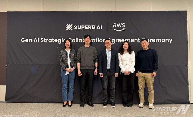 방희란 AWS 한국 파트너 총괄, 김현수 슈퍼브에이아이 대표, 이재민 슈퍼브에이아이 사업본부장, 박주희 슈퍼브에이아이 파트너쉽 매니저, 김영태 AWS 한국 스타트업 세일즈 총괄