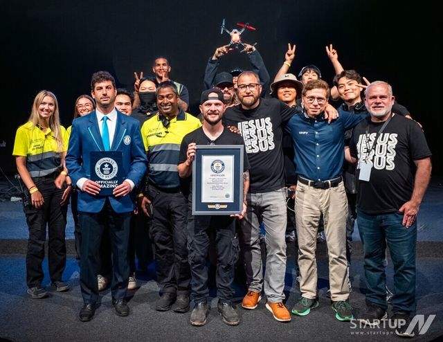 기네스 세계기록 4개 부문을 동시 달성한 유비파이·에어리얼 일루미네이션 팀