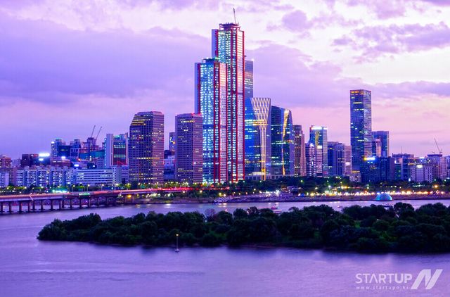 서울투자진흥재단이 운영하는 서울국제금융오피스가 위치한 여의도의 야경