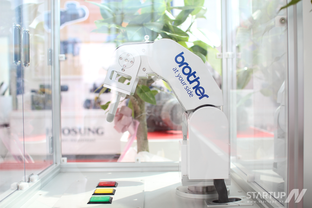 닛세이 UXiMO 로봇