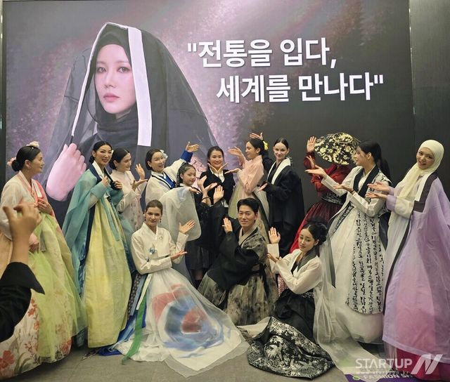 “한복에 히잡 더했다”… 가호코리아, DDP서 ‘K-모디스트 패션쇼’로 글로벌 공략