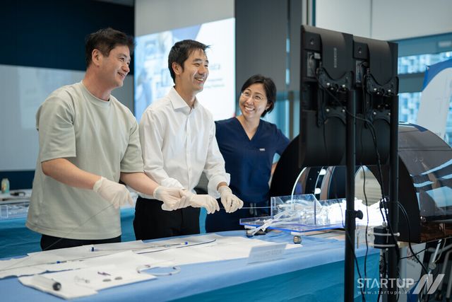 심비스타 차경래 대표가 싱가포르 현지 의료진에게 자사 중재시술 훈련 플랫폼을 시연하고 있다.