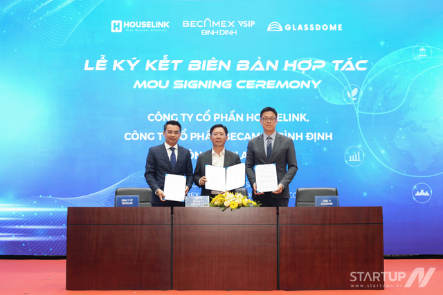 왼쪽부터 응우옌 탄 롱 하우스링크 대표, 응우옌 반 랑 베카멕스 빈딘 대표, 함진기 글래스돔 대표가 지난 3월 31일 베트남 호치민에서 베카멕스 VSIP 빈딘 산업단지 내 탄소 관리 체계 구축을 위한 3자 업무협약(MOU)을 체결하고 있다. (사진 제공=글래스돔)