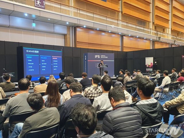 포스페이스랩 승영욱 대표가 ‘IFS 2026’에서 데이터 기반 프랜차이즈 운영 혁신 전략을 발표하고 있다