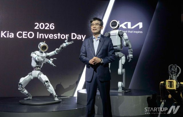 기아 송호성 사장이 ‘2026 CEO 인베스터 데이(CEO Investor Day)’에서 기아의 중장기 사업 전략 등에 대해 설명하고 있다