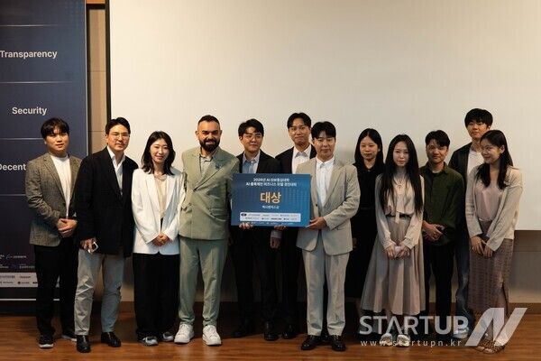 MEXC Ventures의 Vugar Usi 명예회장(왼쪽에서 네 번째)이 ‘UPScore AI’ 팀에게 ‘멕시벤처스상’ 수상 후 기념사진을 촬영하고 있다