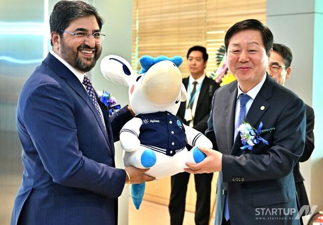 왼쪽부터 애질런트 아시아태평양 세일즈 부문 바랏 바르드와즈(Bharat Bhardwaj) 부사장과 김정겸 충남대학교 총장이 대전에서 열린 ORCA 개소식에서 기념품을 교환하고 있다