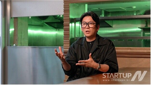 ‘로컬 스튜디오’ 프로젝트에 대해 강레오 셰프가 인터뷰를 하고 있다.