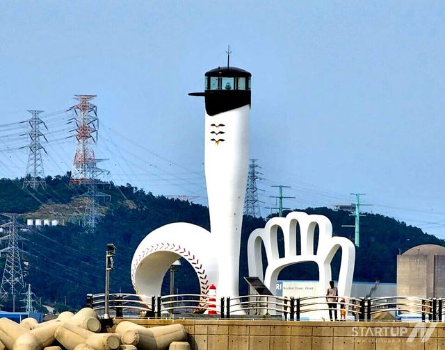 “배트 들고 바다 지킨다”…세계 유일 ‘야구등대’ 부산 칠암항의 비밀