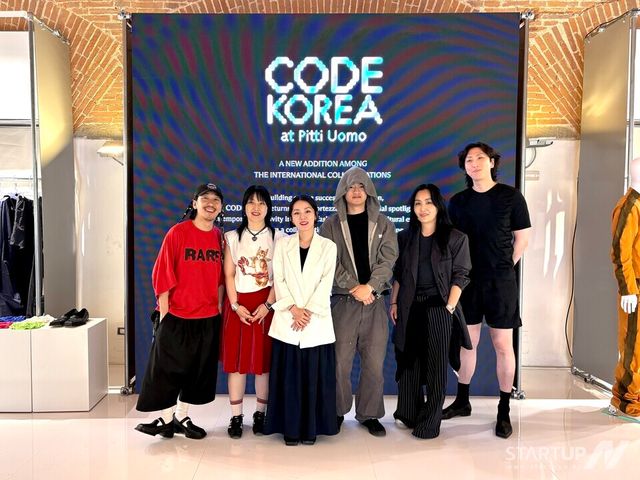 피티우오모 한국공동관 참여 디자이너 단체사진 (왼쪽부터 김세형 (아조바이아조 대표), 양윤아 (비건 타이거 대표), 이서정 (피노아친퀘 대표), 임채민 (이지앤아트 대표), 최현미 (더발론 대표), 이성주 (성주 대표))