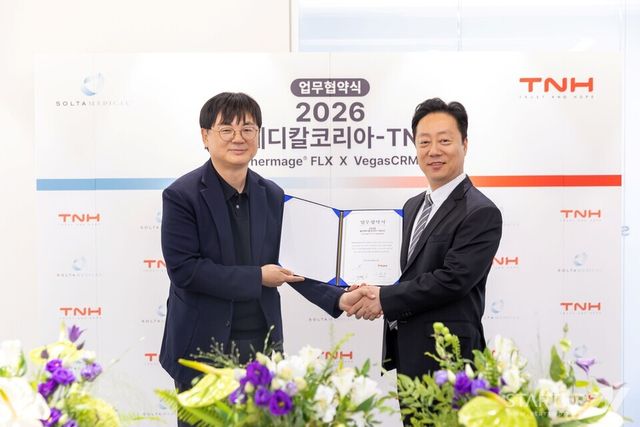 왼쪽부터 TNH 이판호 대표, 솔타메디칼코리아 한상진 대표