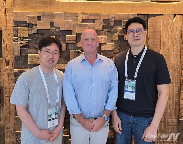 좌측부터 박근태 S2W CTO, 앤드류 시키어 FIDO 얼라이언스 CEO, 서상덕 S2W 대표