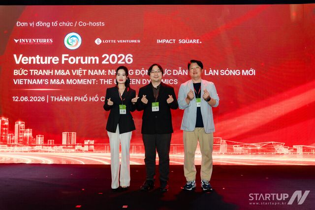 (왼쪽부터) 레한뚜에럼(Le Han Tue Lam) 빈벤처스 CEO, 도현명 임팩트스퀘어 대표, 배준성 롯데벤처스 상무가 Venture Forum 2026에서 기념 촬영을 하고 있다.