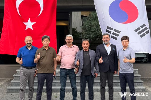 ㈜원강(WONKANG)강태영 대표(오른쪽 첫번째)와 튀르키예 지반·기초공사 전문기업&nbsp;iKSA관계자들과 기념촬영을 하고있다. (사진=(주)원강 제공)