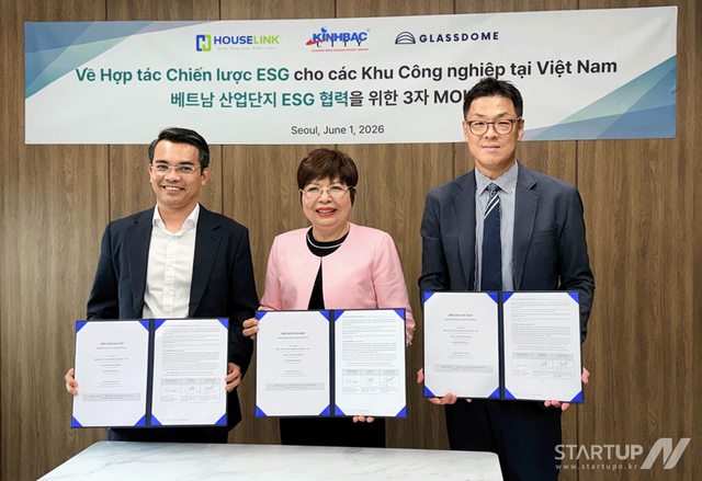 왼쪽부터, 응우옌 탄 롱 하우스링크 대표, 응우옌 티 투 흐엉 KBC 대표, 함진기 글래스돔 대표가 지난 1일 글래스돔 서울지사에서 베트남 산업단지의 탄소 규제 대응 및 ESG 전환을 위한 3자 업무협약(MOU)을 체결하고 기념 촬영을 하고 있다.(사진 제공=글래스돔)
