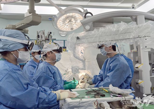 메디씽큐 CMO 홍준표 교수(왼쪽에서 세 번째)가 SHIYA 시스템을 이용해 미세 수술을 집도하고 있다. 4명의 사용자가 동일한 영상 피드를 동시에 볼 수 있도록 해주는 1:4 구성 방식에 주목할 만하다.
