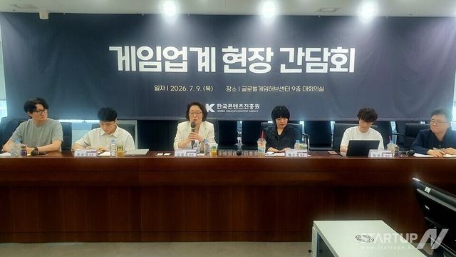 콘진원 김윤지 원장이 게임 관련 협단체 및 주요 중소 게임기업 대표들과 만나 인사를 나누고 있다.