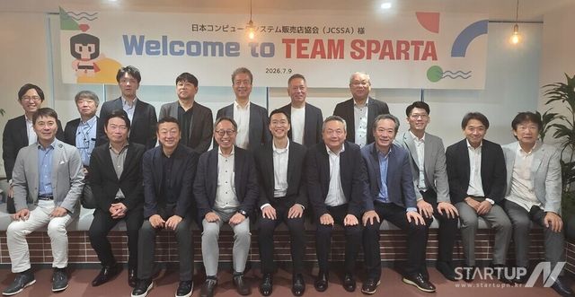 팀스파르타 이범규 대표(앞줄 가운데)가 지난 9일 서울 본사를 방문한 일본 JCSSA 대표단과 기념 촬영을 하고 있다.