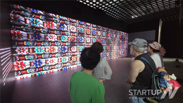 6월 27일 개최한 기획전시 ‘테크-드라이븐 헤리티지(Tech-Driven Heritage) : 신기술과 콘텐츠로 진화하는 위대한 유산’을 관람하는 국내외 방문객