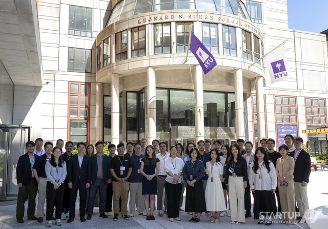참석자들이 뉴욕대학교에서 기념 촬영을 하고 있다.