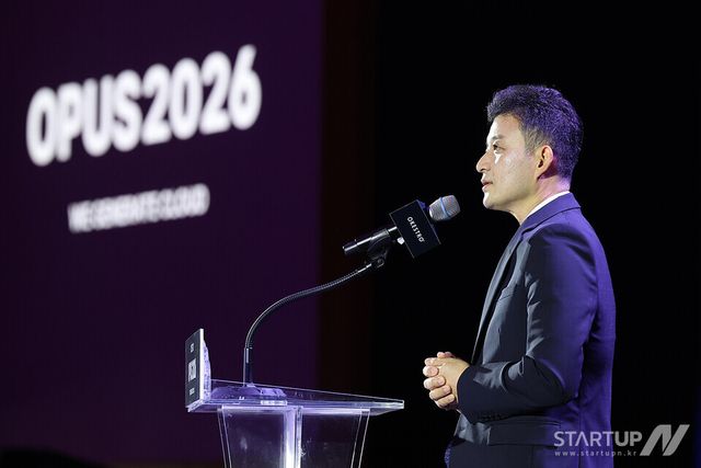 김민준 오케스트로 이사회 의장이 28일, 코엑스 오디토리움에서 열린 'OPUS 2026' 기자간담회에서 환영사를 하고 있다.