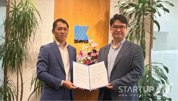 김녹원 딥엑스 대표이사(오른쪽)와 고시다 케이 고시다테크 이사 겸 집행임원(왼쪽)이 파트너십 체결 후 기념촬영을 하고 있다.
