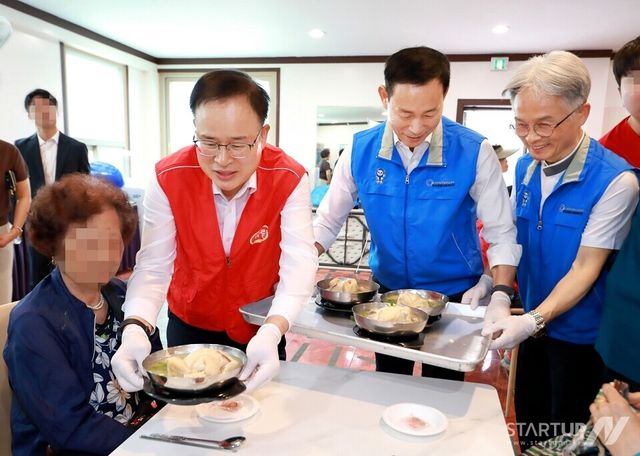 지난 7월 3일 전북특별자치도 익산시 이리중앙교회에서 열린 「사랑의 맛데이」 삼계탕 나눔 행사에서 하림 정호석 대표이사가 지역 어르신에게 정성껏 준비한 삼계탕을 전달하고 있다. (왼쪽부터, 하림 정호석 대표이사, 익산시 최정호 시장, 부송종합사회복지관 고재일 관장) 사진=하림 제공