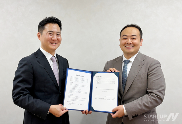 (왼쪽부터) KBS JAPAN 김형원 대표와 콜로세움 유인형 부사장이 일본 내 K컬처 비즈니스 확대를 위한 업무협약(MOU)를 체결한 후, 협약서를 들어 보이며 기념 촬영을 하고 있다.