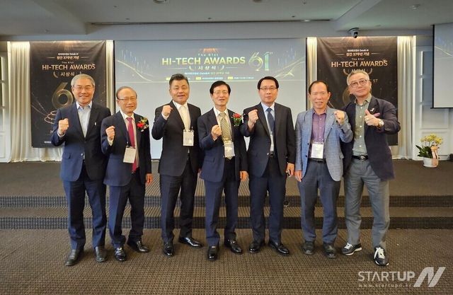 왼쪽부터 아트리안 이영준회장, 하이테크정보 Data&AI 김영실 발행인, 나라아트 양승국회장,한국데이터산업진흥원 양재수원장, (주)두본 이대희 대표, 대한사회복지신문 이상일회장, 필립개발(주)이승언회장