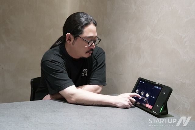 면서울 매장에서 김도윤 셰프가 테이블 오더를 사용하는 모습(사진=페이히어)