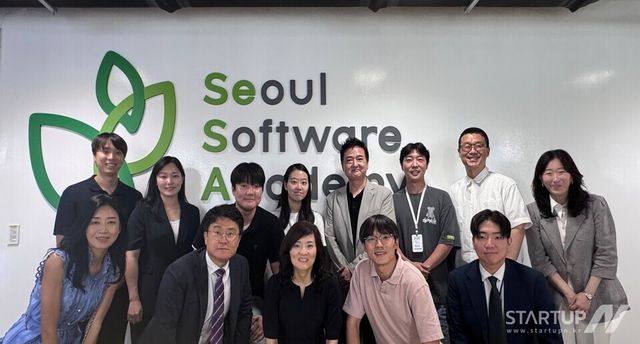G3서울 기획위원회 청년특별분과(위원장 이정욱)가 청년취업사관학교 마포캠퍼스(글로벌 빅테크 연계 캠퍼스)를 방문해 교육생 및 기업관계자와 간담회를 가진 후 기념촬영을 하고 있다.