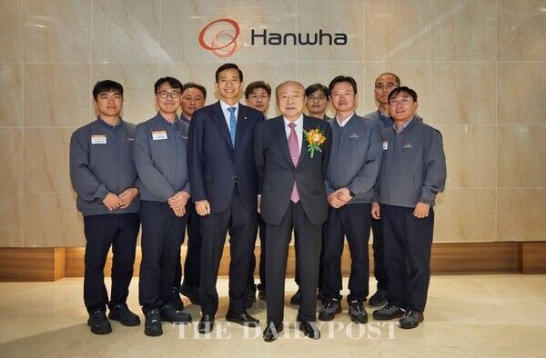 김승연 한화그룹 회장이 한화 보은사업장을 방문해 (주)한화 글로벌, 한화에어로스페이스 직원들과 기념촬영에 나섰다.