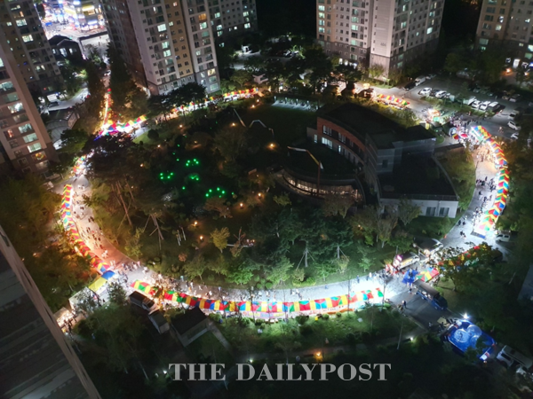 ©데일리포스트=충북혁신도시 우미 린스테이 입주민들이 플리마켓 행사를 즐기고 있다. / 우미건설 제공