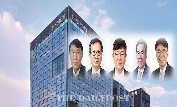 ©데일리포스트=사진 좌측부터 김재관 KB금융지주 CFO 부사장·정문철 KB국민은행 개인고객그룹대표 부행장·박찬용 KB국민은행 기획조정담당 부행장·김성현 KB증권 대표이사(IB부문)·이홍구 KB증권 대표이사(WM부문) / KB금융지주 제공