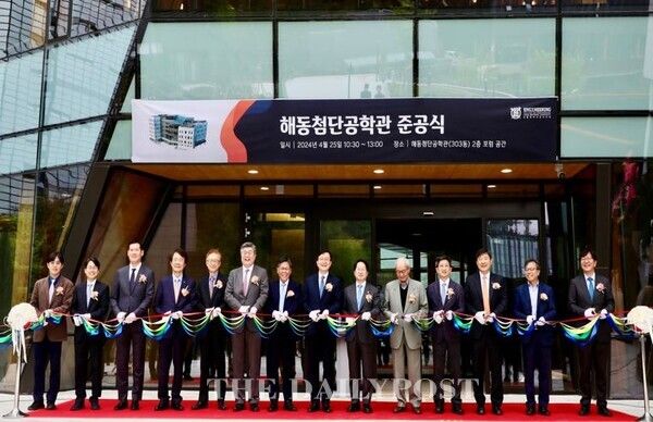 ©데일리포스트=25일 GS건설 허윤홍(사진 좌측 세 번째) 대표가 서울대 해동첨단공학관 준공식 행사에 참석했다. / GS건설 제공