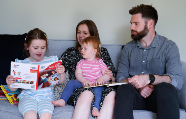 유전자 치료를 받은 오팔(가운데)과 그의 부모 샌디 부부. 왼쪽은 자매인 노라&nbsp;ⓒ데일리포스트=이미지 제공/Regeneron