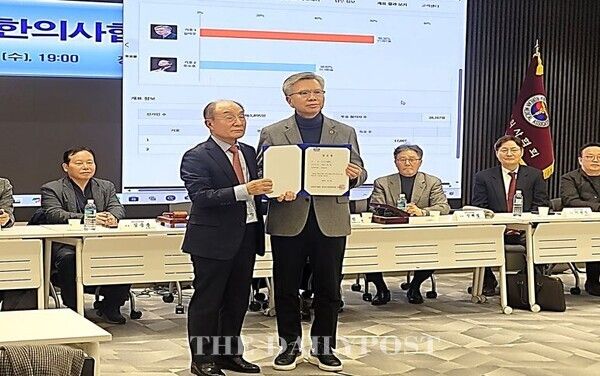 ©데일리포스트=제43대 대한의사협회 김택우 신임 회장(사진 우측) / 대한의사협회 제공