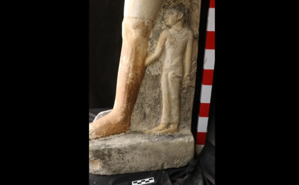 남성의 왼쪽 다리 뒤에 새겨진 소녀, 한 손으로 아버지의 다리를 붙잡고 다른 손에는 울고 있는 거위를 들고 있다. ⓒ데일리포스트=이미지 제공/자히 하와스(Zahi Hawass)