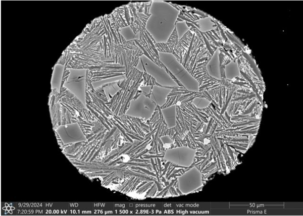 창어 6호가 달 뒷면에서 회수한 샘플 속에서 발견된 올리빈(olivine) 함유 운석 조각.&nbsp;ⓒ데일리포스트=이미지 제공/Yi-Gang Xu