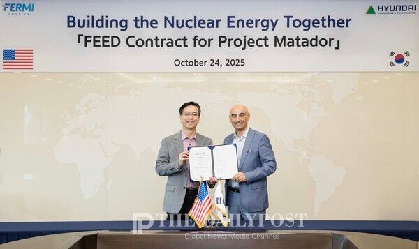 ©데일리포스트=현대건설 이한우 대표(사진 좌측)와 페르미 뉴클리어 메수트 우즈만 대표가 용역 계약 체결 후 기념촬영 / 현대건설 제공