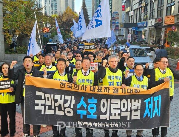 ©데일리포스트=16일 서울 여의도 국회 앞에서 전국 의사 대표자 권기대회를 개최한 대한의사협회 회원들이 가두행진을 하고 있다. 사진 우측에서 세 번째 김택우 의협 회장 / 대한의사협회 제공