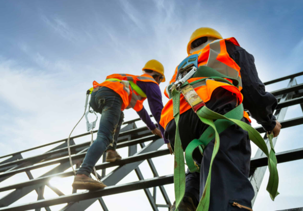 건설현장의 고소작업 현장. 국내 사고 발생률은 여전히 높아 예방 중심 시스템 도입 필요성이 제기된다.ⓒ데일리포스트=이미지 제공/Unsplash&nbsp;