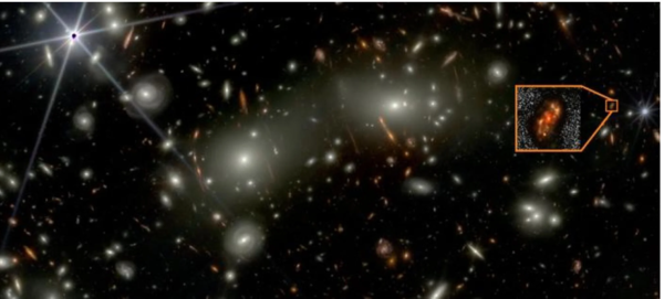 중력렌즈 효과를 통해 포착된 ‘알라크난다’.&nbsp;ⓒ데일리포스트=이미지 제공/NASA