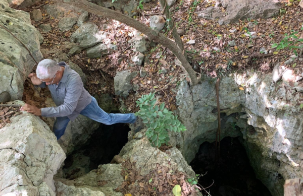 벌 둥지 화석이 발견된 동굴을 처음 확인한 연구자 후안 알몬테 밀란(Juan Almonte Milan). ⓒ데일리포스트=이미지 제공/Lázaro Viñola López