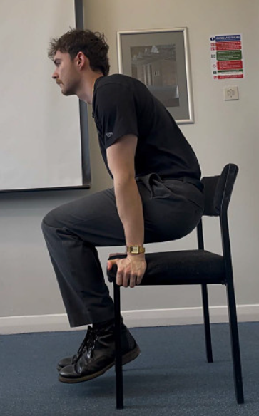 영국 킬 대학교 연구팀이 진행한 체중 지탱(Chair push-up) 실험 예시. 참가자들은 특정 단어를 반복하며 한계까지 자세를 유지했다. ⓒ데일리포스트=이미지 제공/Keele University