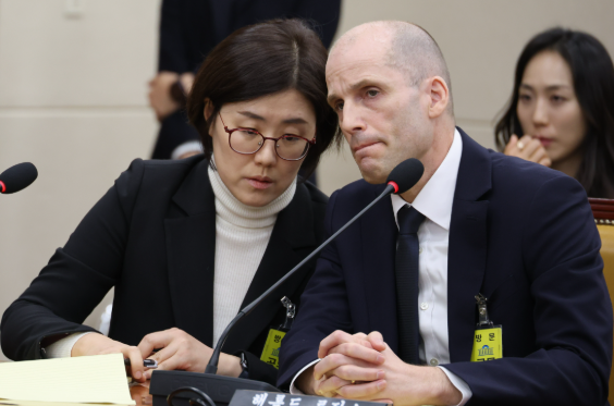 2025년 12월 17일, 국회 과학기술정보방송통신위원회 청문회에 증인으로 출석한 해롤드 로저스 쿠팡코리아 임시 대표(오른쪽)&nbsp;&nbsp;ⓒ데일리포스트=이미지 제공/유튜브캡처 (로이터)