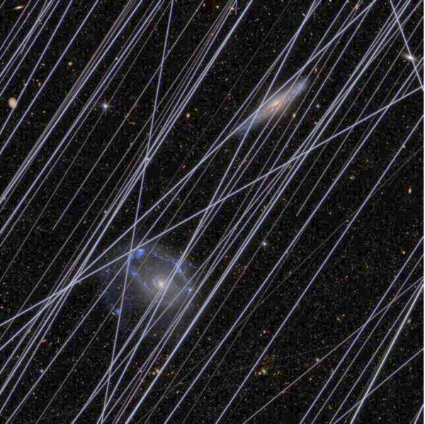 위성 반사광이 우주망원경 관측 화면을 어떻게 오염시키는지 보여주는 시뮬레이션 이미지.&nbsp; ⓒ데일리포스트=이미지 제공/NASA·AFP